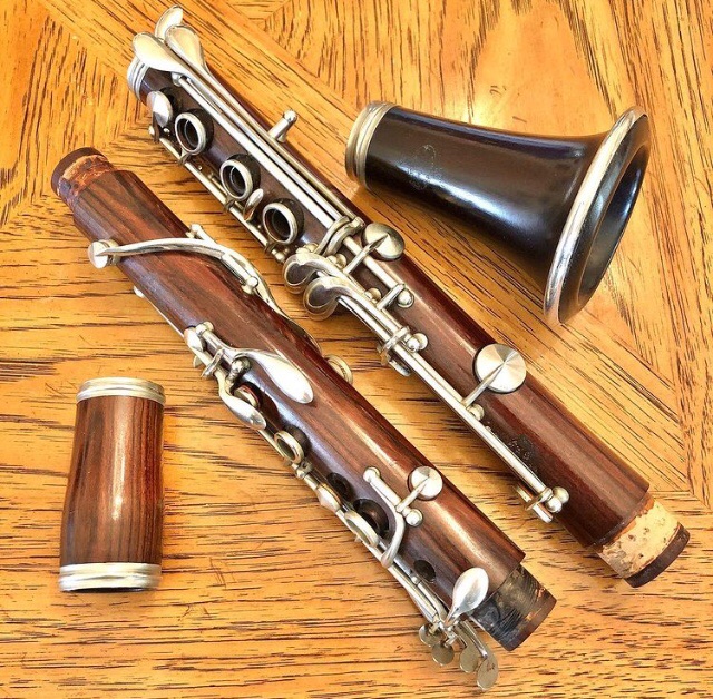 Clarinette en bois démontée