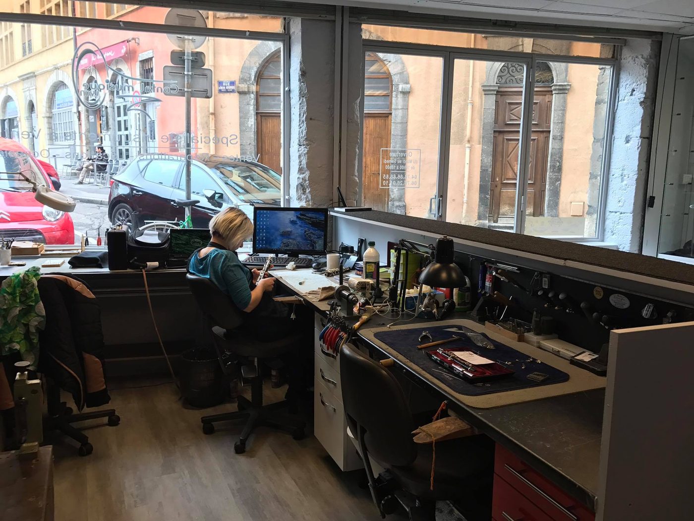 L'atelier de réparation vu depuis la vitrine du magasin
