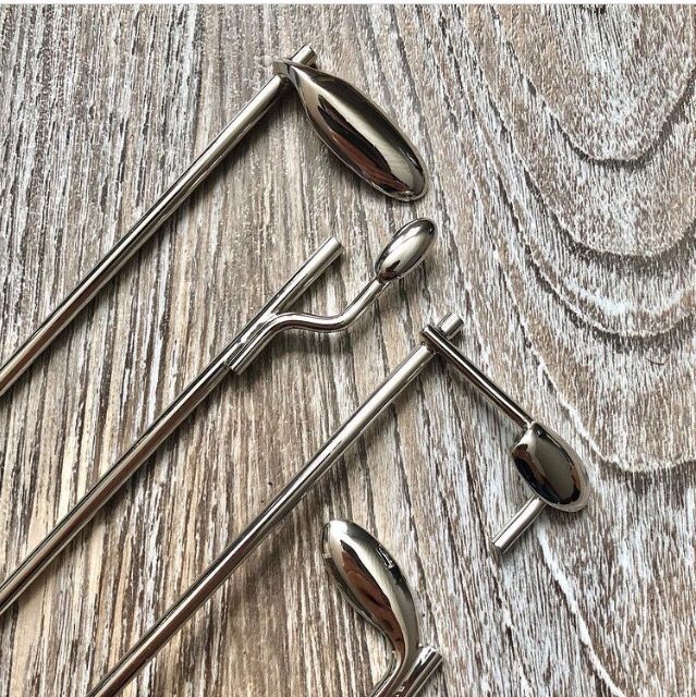 Outils de réparation posés sur l'établi en bois